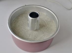 倒入模具中然后震出大气泡
