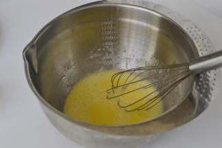 搅拌到融合状态，就是水油不分离