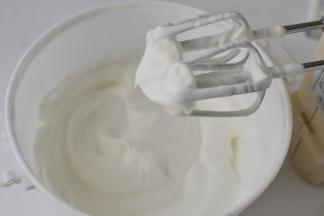 蛋白加入几滴的柠檬汁打到鱼眼泡后分三次加入糖用电动打蛋器打成硬性发泡（提起打蛋器上面蛋白霜是尖角这样）