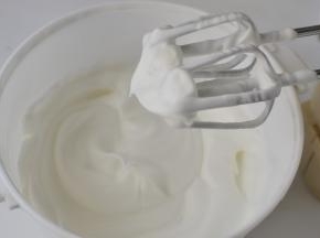 蛋白加入几滴的柠檬汁打到鱼眼泡后分三次加入糖用电动打蛋器打成硬性发泡（提起打蛋器上面蛋白霜是尖角这样）