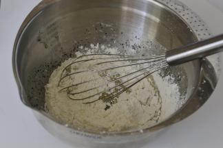 筛入蛋糕粉和黑芝麻粉