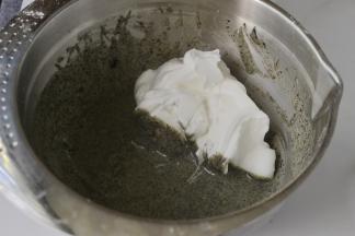 蛋白霜分三次加入面糊中