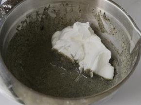 蛋白霜分三次加入面糊中