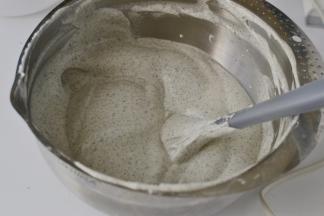 用手抽搅拌均匀顺滑（用手抽不容易消泡）