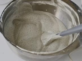 用手抽搅拌均匀顺滑（用手抽不容易消泡）