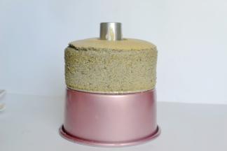 放入预热好的烤箱直至烤熟，取出快速震下然后倒扣放凉