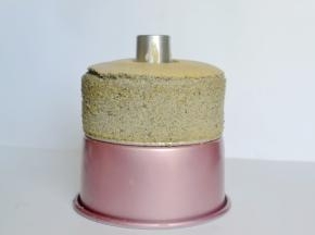 放入预热好的烤箱直至烤熟，取出快速震下然后倒扣放凉