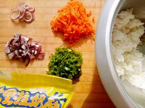 趁腌虾的时间准备其他材料。