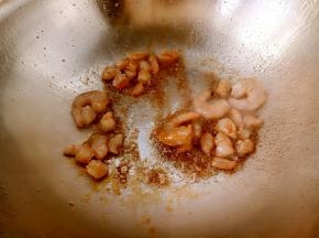 锅热放油，放入腌好的鲜仁翻炒，熟了出锅。