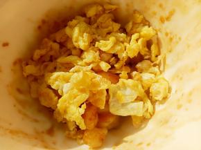 同样把鸡蛋也炒好出锅与虾仁一起备用。