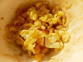 同样把鸡蛋也炒好出锅与虾仁一起备用。
