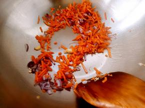 锅热放油，放圆葱和胡萝卜翻炒。