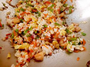 放入米饭和盐炒匀，再放入炒好的鸡蛋和虾(装饰的那几个虾不放)，青椒。继续翻炒。炒匀关火放鸡精再炒匀。