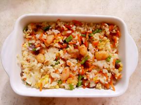 把炒好的饭放入烤碗里。