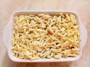 撒上一层马苏里拉。