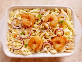 把装饰的虾仁摆上，再放几个圆葱圈。烤箱210度预热10分钟后放入，中层烤12分钟左右。注意观察上色即可。