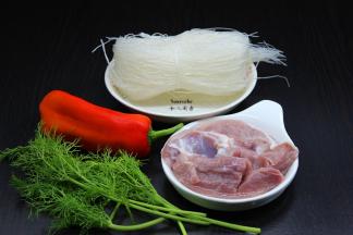 准备食材：粉丝、猪瘦肉、红辣椒、茴香等食材；