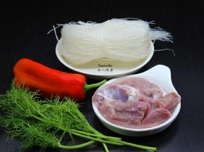 准备食材：粉丝、猪瘦肉、红辣椒、茴香等食材；
