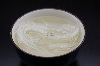 米粉用清水浸泡至软；