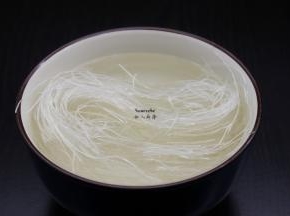 米粉用清水浸泡至软；