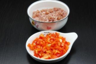 猪瘦肉剁碎，红辣椒去蒂去籽，切粒；