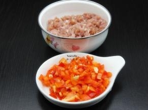 猪瘦肉剁碎，红辣椒去蒂去籽，切粒；