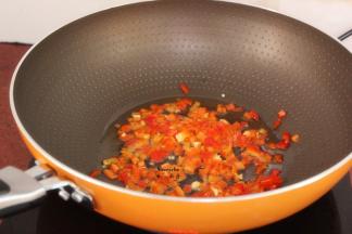 热锅，倒油，放入辣椒粒爆炒；