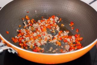 加入肉末翻炒，要不断翻炒，肉末才不结块，粒粒分明。