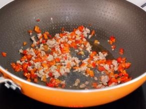 加入肉末翻炒，要不断翻炒，肉末才不结块，粒粒分明。