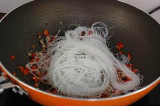 沥干水的米粉倒入，翻炒；