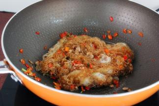 放酱油、盐、茴香翻炒熟即可；