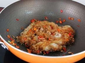 放酱油、盐、茴香翻炒熟即可；