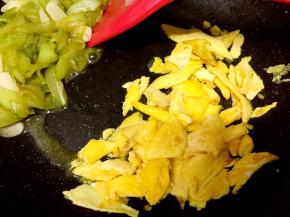 把青瓜直接拨到一边去，放入鸡蛋，让鸡蛋沾一下青瓜汁，然后一起翻炒一分钟即可
把鸡蛋放到盘子中间，青瓜放四周，这盘青抱黄金蛋就完成啦