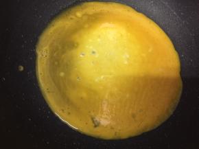 中小火热锅，直接倒入鸡蛋，摊平，煎熟