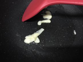 中火，热锅冷油，放入蒜头爆香