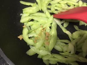 加入青瓜片翻炒一分钟，加入鸡粉