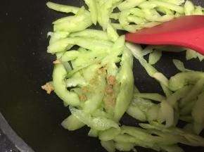 加入青瓜片翻炒一分钟，加入鸡粉