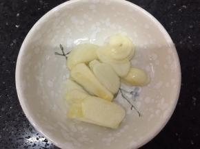 蒜头切片，青瓜切薄片