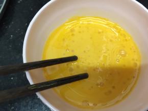 鸡蛋打入碗里，加入盐和油搅拌均匀
