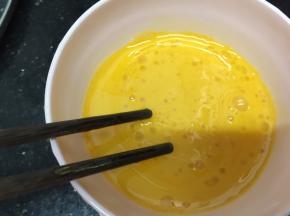 鸡蛋打入碗里，加入盐和油搅拌均匀