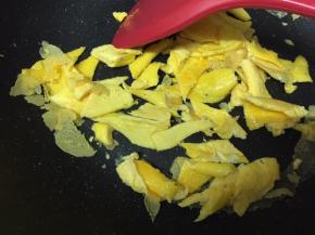 直接在锅里用铲子切长方形，捞起备用