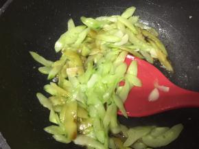 加入酱油翻炒1分钟