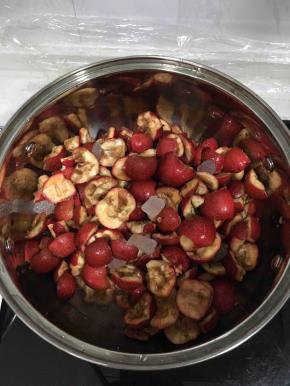 山楂倒入锅内，加100克冰糖和200克水。