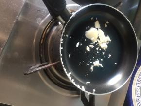 黄油不粘锅小火融化，火一定要小