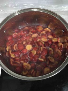 中火烧开将山楂煮软，凉至温热。