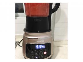 山楂倒入破壁机中，按酱料键打磨一个程序。