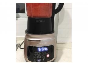 山楂倒入破壁机中，按酱料键打磨一个程序。