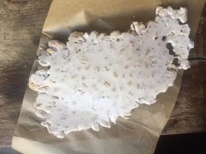 放入冰箱冷藏半小时后取出，油纸很容易拿掉