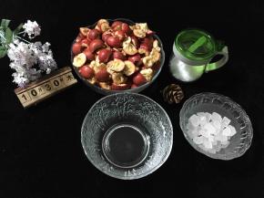 准备所需食材，山楂洗净切开去核。