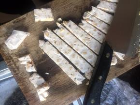 切块，包油纸！感觉自己切的奇形怪状的，边边角角直接进肚子了！中间的切的也不好看，不过好吃